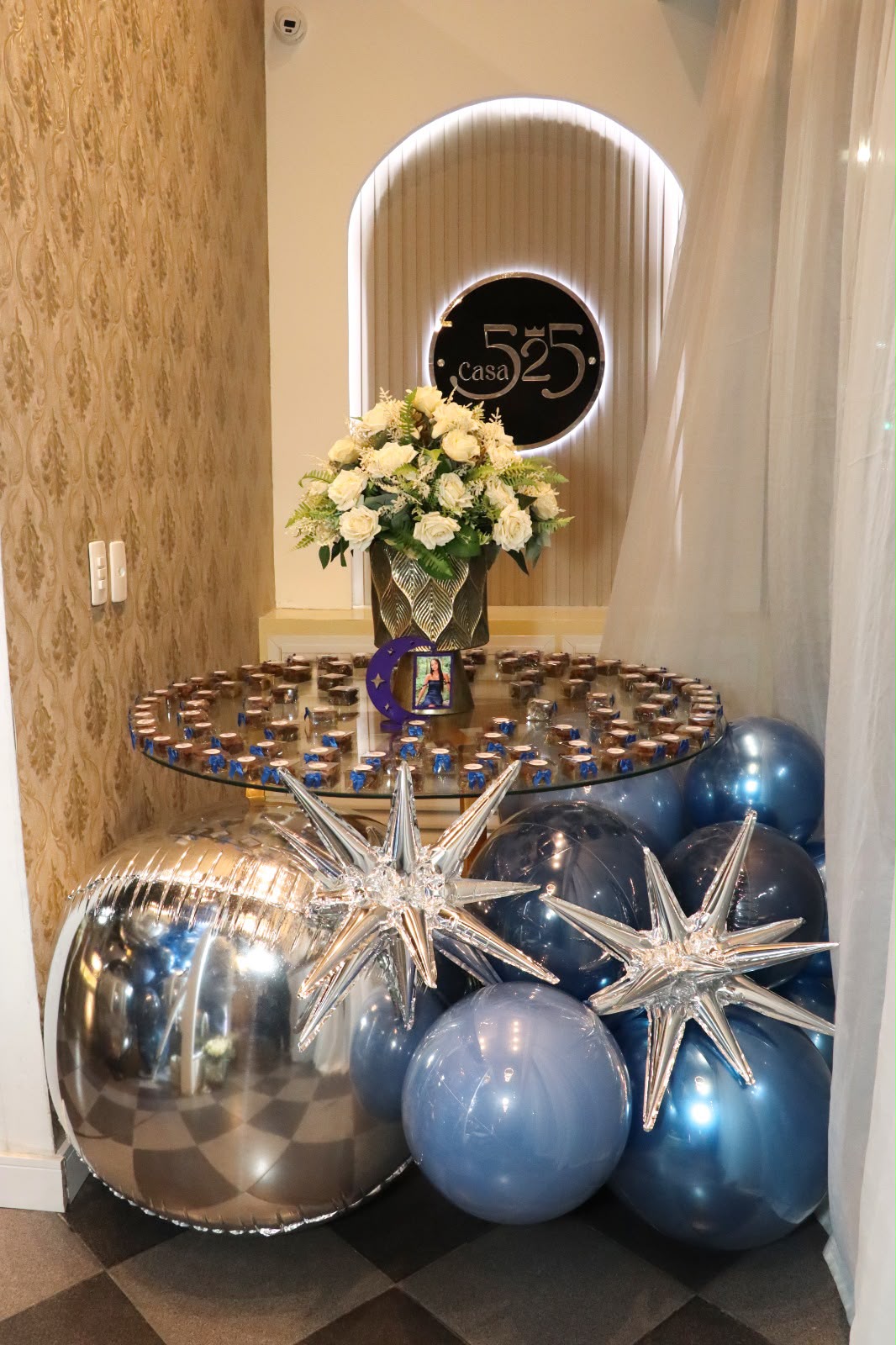 Hall de entrada com logo iluminado da Casa 525