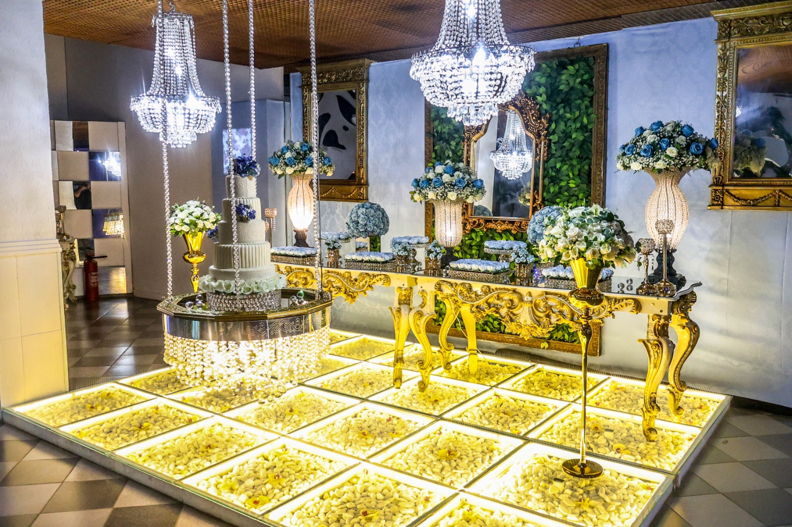 Pista iluminada e mobiliário dourado