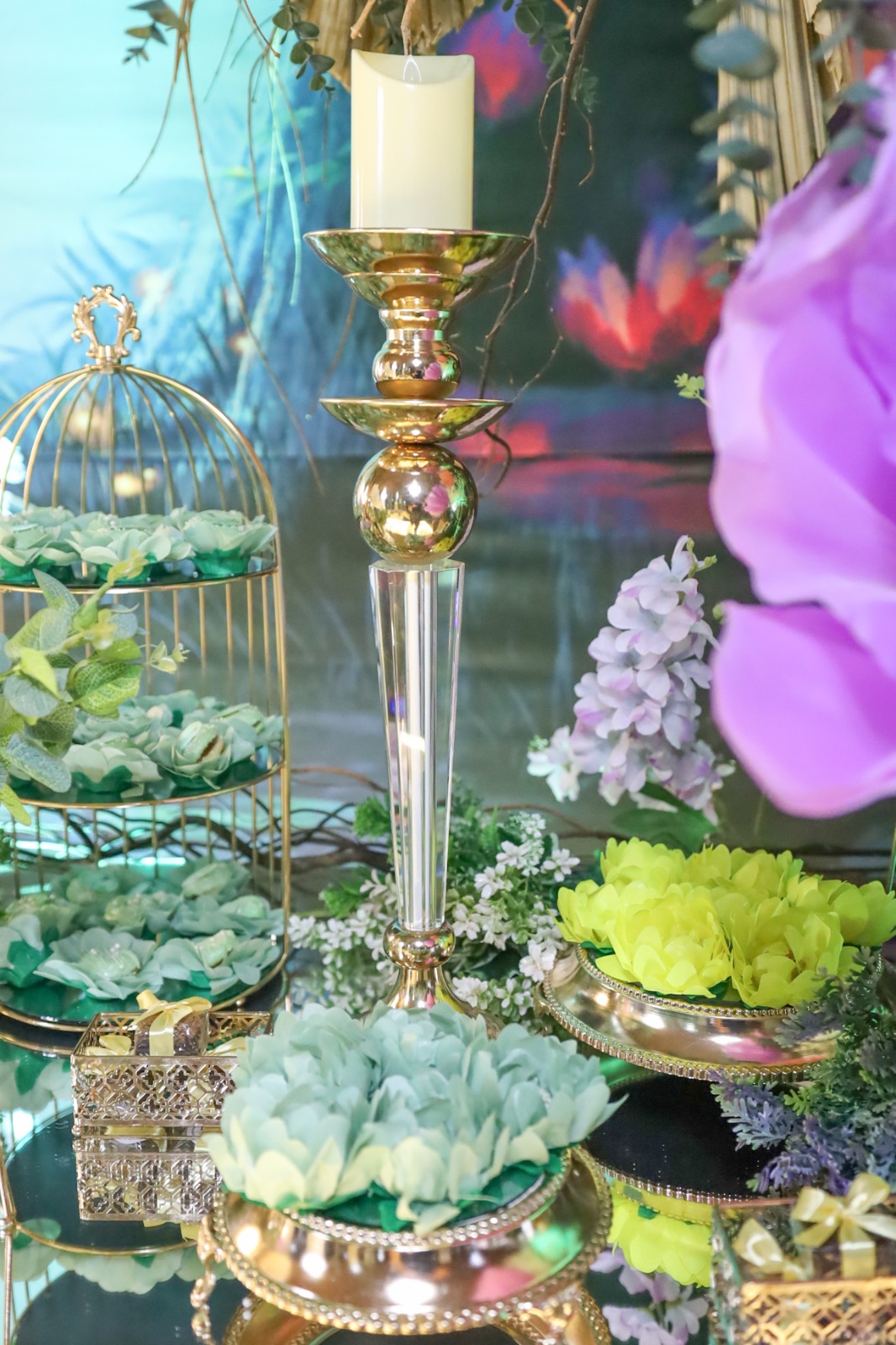 Mesa de doces com peças em cristal e dourado