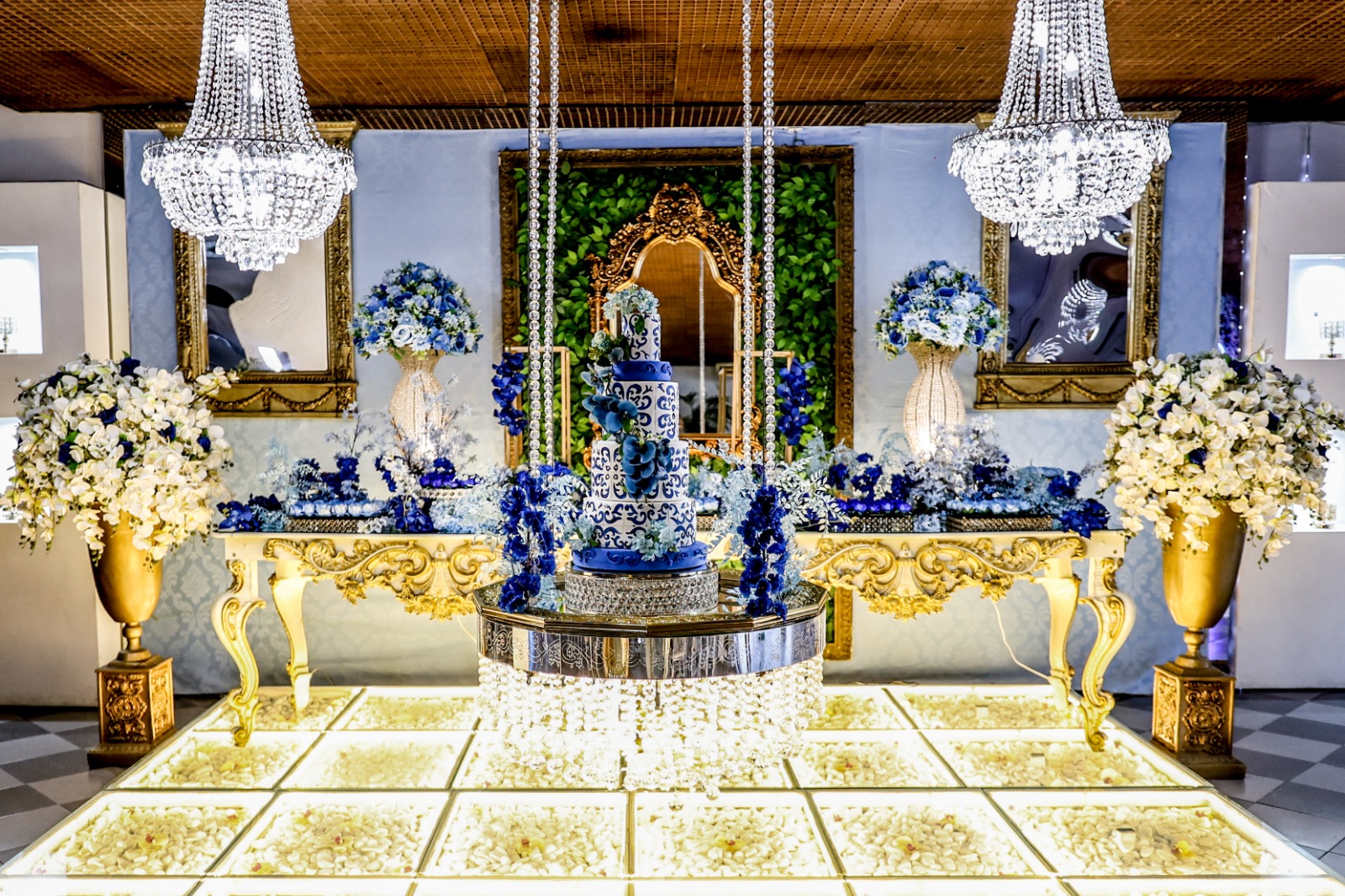 Mesa de bolo em decoração azul e dourada