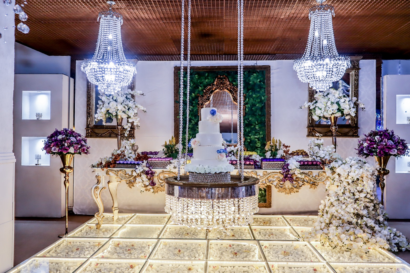 Pista de LED e mesa de bolo suspensa na Casa 525