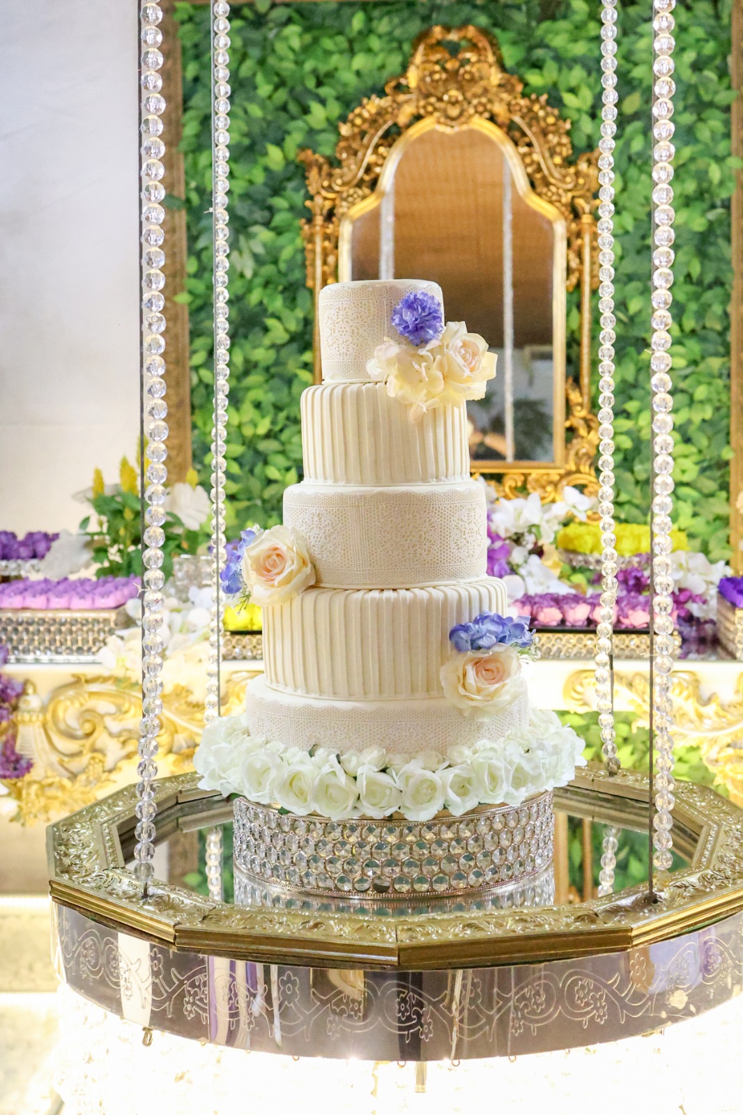 Bolo de casamento em renda sobre base de cristais